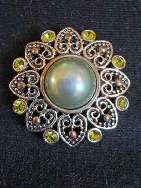 STYLE DOTS Statement Snap Silver-Tone Floral w Olive Pearl Center & Peridot